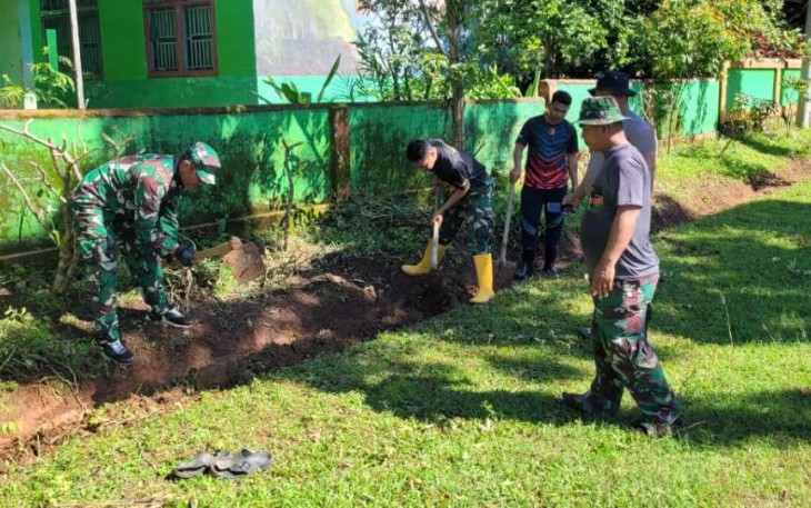 Pembuatan saluran air di SD Panaikang 