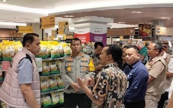Kabid Humas Polda Jatim Kombes Dirmanto bersama satgas pangan Mabes Polri inspeksi bahan pokok di salah satu pusat perbelanjaan di Surabaya, Kamis (29/2)