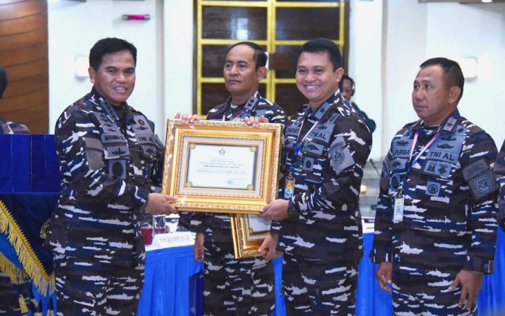 Kas Kolinlamil Laksma TNI Mochammad Riza saat menerima penghargaan dari Kasal Laksamana TNI Muhammad Ali di Rapim TNI AL 2024