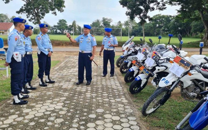 Danpom Koopsud I Kolonel Pom RM Roni Widayanto saat memberikan pengarahan personel lanud BNY Lampung 