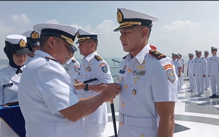 Dansatlinlamil Surabaya Kolonel Laut (P) Yulis Andreas Lorentius saat Sertijab komandan KRI, Jum'at (1/3)