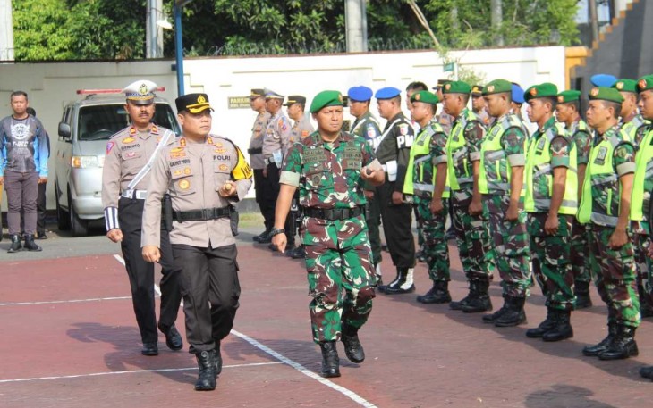 Dandim 0806/Trenggalek Letkol Czi Yudo Aji Susanto saat pengecekan pasukan