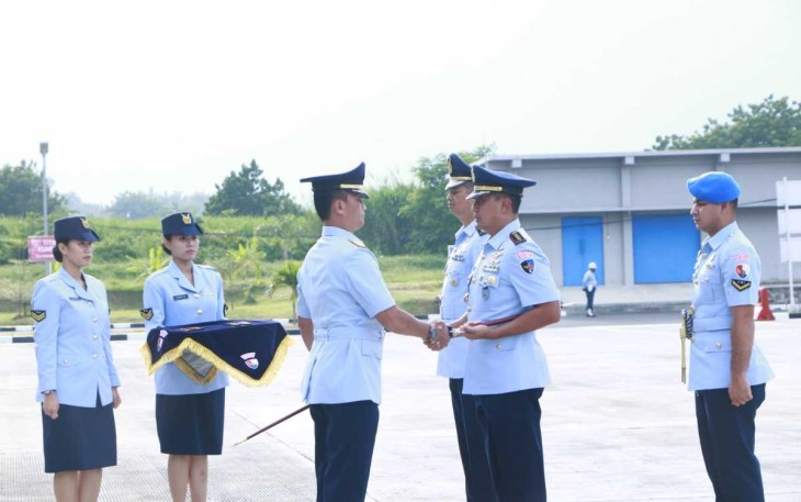 Danlanud Iswahjudi Marsma TNI Firman Dwi Cahyono saat memberikan tongkat komando Wing Udara 3 kepada Kolonel Pnb Marcellinus Ardha Kilat Dirgantara, Sabtu (2/3)