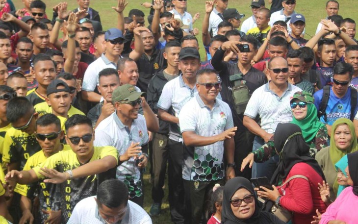 Danmenarmed 2 Kostrad Letkol Arm Siswo Budiarto (pakai topi) saat mendampingi Pangkostrad Letjen TNI Muhammad Saleh Mustafa di lapangan Rampal Kota Malang, Minggu (3/3)