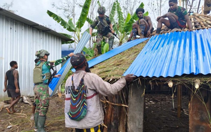 Gotong Royong Bangun Honai Warga Perbatasan, Minggu (3/3)
