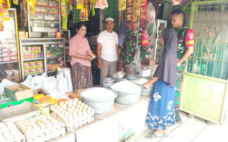 Pantau harga kebutuhan pokok masyarakat di pasar tradisional 