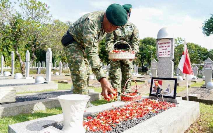 Pangkostrad Letjen TNI Muhammad Saleh Mustafa saat tabur bunga di TMPN Kalibata, Jakarta, Senin (4/3)
