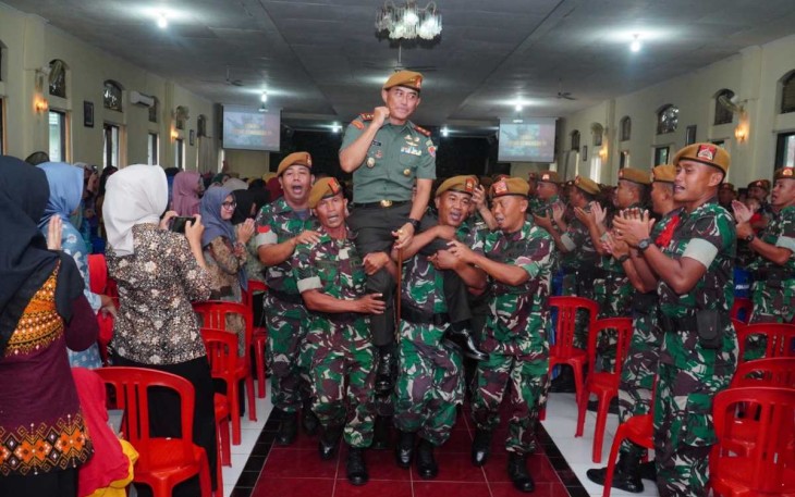 Danpussenarmed Mayjen TNI M Naudi Nurdika saat diarak prajuritnya di Yonarmed 11 Kostrad, Magelang, Senin (4/3)