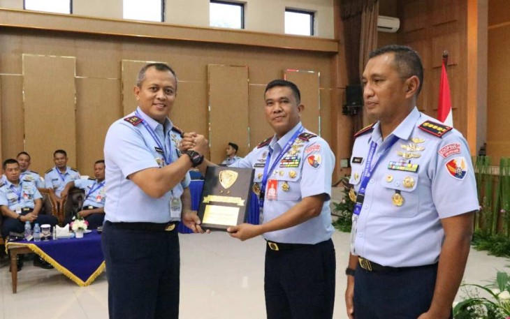 Pangkoopsud I Marsda TNI Mohammad Nurdin saat memberikan cenderamata dalam penutupan Rakernis Koopsud I TA 2024 di Jakarta, Senin (4/3)