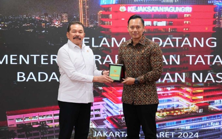 Jaksa Agung RI ST Burhanuddin saat memberikan cenderamata kepada Menteri ATR/BPN Agus Harimurti Yudhoyono di Kejagung, Jakarta, Selasa (5/3)
