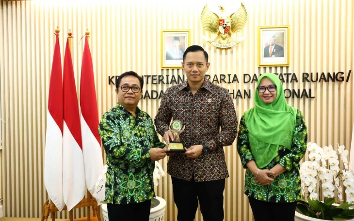 Menteri ATR/BPN Agus Harimurti Yudhoyono saat menerima cenderamata dari IPPAT di Jakarta, Selasa (5/3)