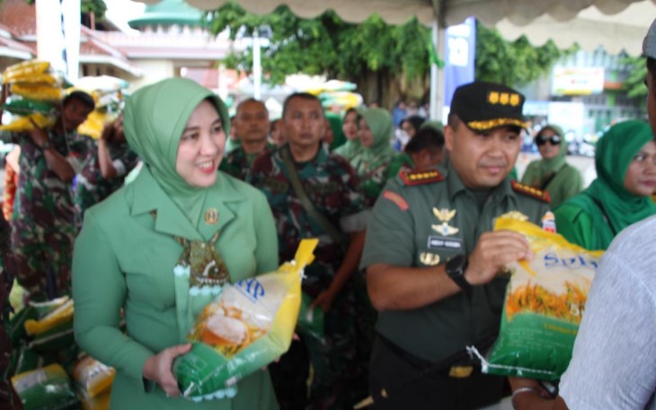 Danrem 071 Wijayakusuma Kolonel Czi Mohammad Andhy Kusuma saat gebyar pasar murah di alun-alun Cilacap, Selasa (5/3)
