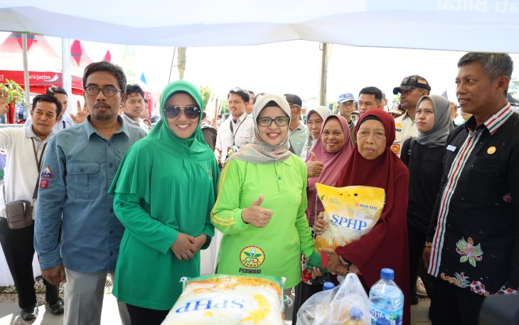 Bupati Blitar Rini Syarifah Saat Meninjau Stan Bazar Gebyar B2SA