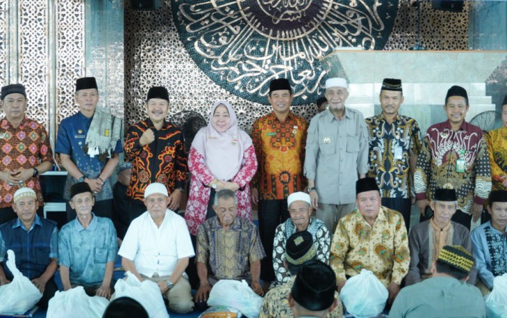 Menyambut bulan ramadan dan dalam rangka HUT Kota Bengkulu ke-305. Kamis (7/2), bertempat di Masjid Agung At-Taqwa, Basnas Kota Bengkulu menyerahkan bantuan paket sembako sebanyak 1020