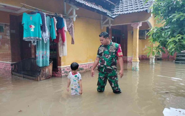 Babinsa saat memantau banjir di Desa Gadingrejo Juwana