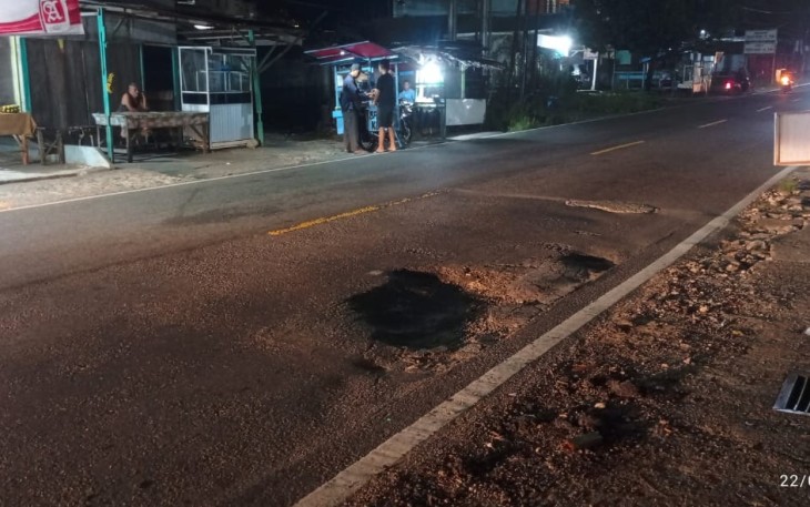 Jalan Berlubang di Simpang Empat Sering Memakan Korban 