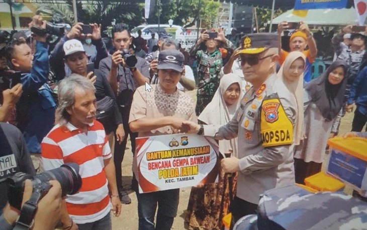 Kapolda Jatim Irjen Pol Imam Sugianto saat memberikan bansos korban gempa Bawean