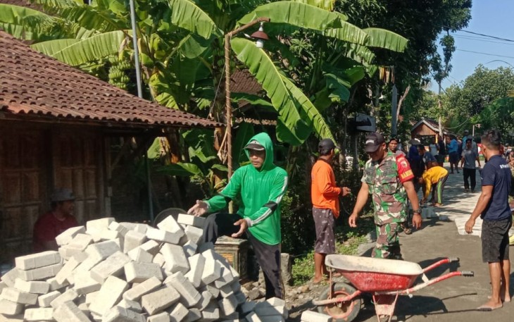 Bantu warga binaan pasang paving blok 