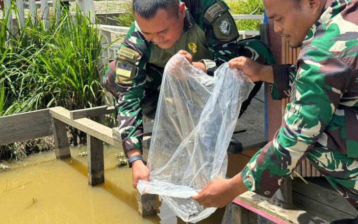 Dansatgas Yonif 509 Kostrad Letkol Inf Dian D Setyadi tebarkan benih ikan, Senin (1/4)