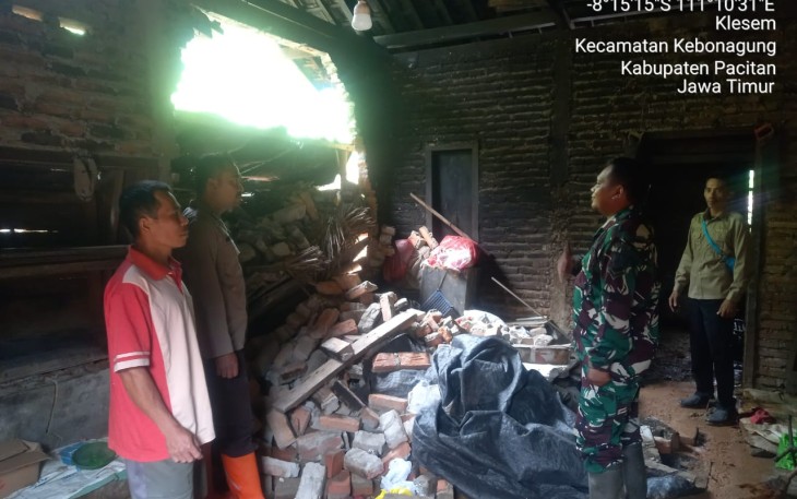 Bantu warga terdampak tanah longsor
