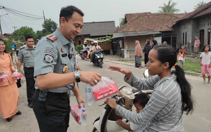 Kalapas Cilegon Yosafat Rizanto saat memberikan takjil, Senin (1/4)
