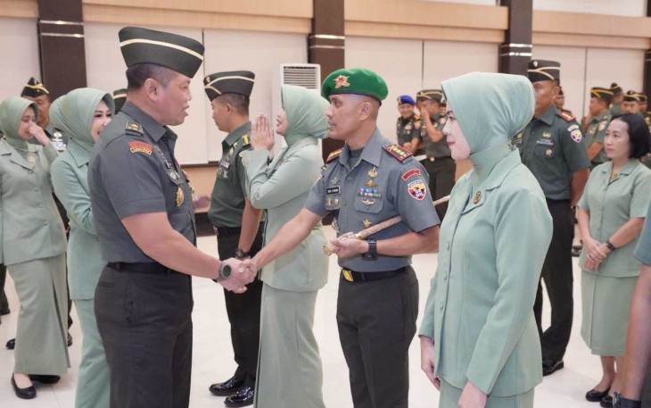 Kasdam IX Udayana Brigjen TNI Sachono memberikan ucapan selamat kenaikan pangkat prajuritnya, Senin (1/4)