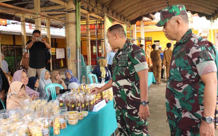 Dandim 1001/HSU-BLG Letkol Kav Gunantyo Ady Wiryawan saat meninjau stand bazar, Selasa (2/4)