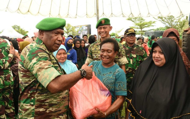 Kasdam XVIII Kasuari Brigjen TNI Yusuf Ragainaga saat memberikan bingkisan, Selasa (2/4)