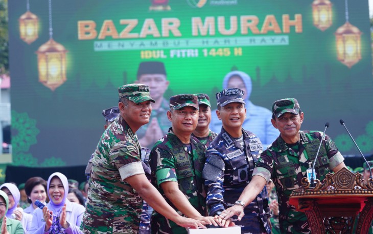 Kasum TNI (dua dari kiri) saat membuka Bazar Murah