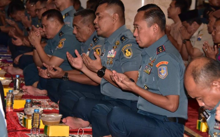 Pangkolinlamil Laksda TNI Hudiarto Krisno Utomo saat bukber di Masjid Ar-Rahman