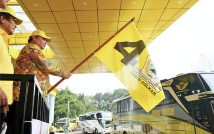 Ketum Partai Golkar Airlangga Hartarto saat melepas rombongan mudik gratis di DPP Golkar Slipi, Jakarta 