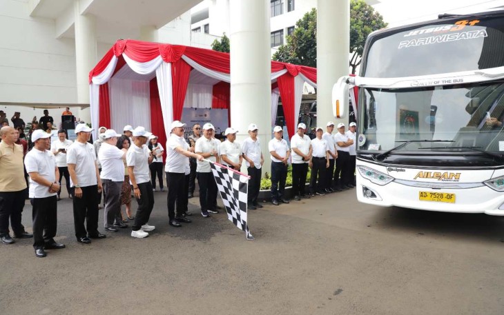Jaksa Agung RI ST Burhanuddin lepas keberangkatan peserta mudik bareng di halaman gedung Kejagung, Jakarta, Kamis (5/4)
