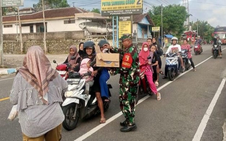 Bagikan takjil pengendara motor 