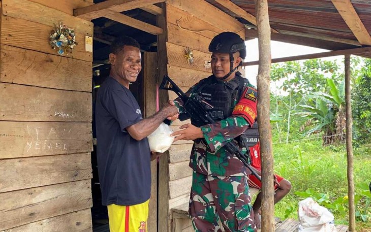 Bagikan sembako warga kampung Unggalom