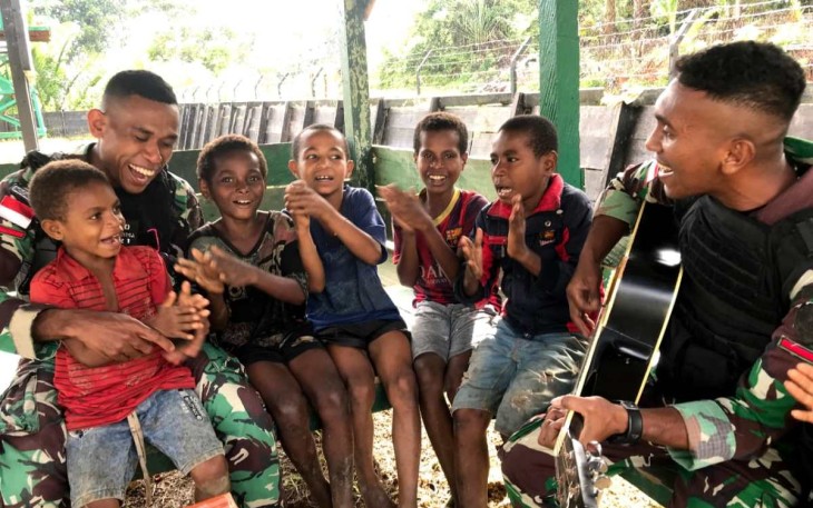 Bernyanyi bersama anak-anak kampung Somografi, Sabtu (6/4)