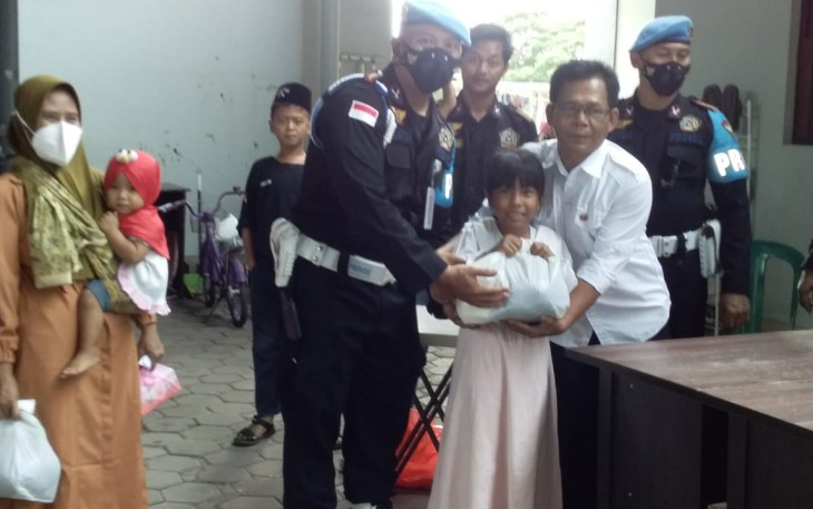 Haji LiLi Fadli saat memberikan santunan dan sembako untuk Anak Yatim dan dhuafa, Sabtu (6/4)