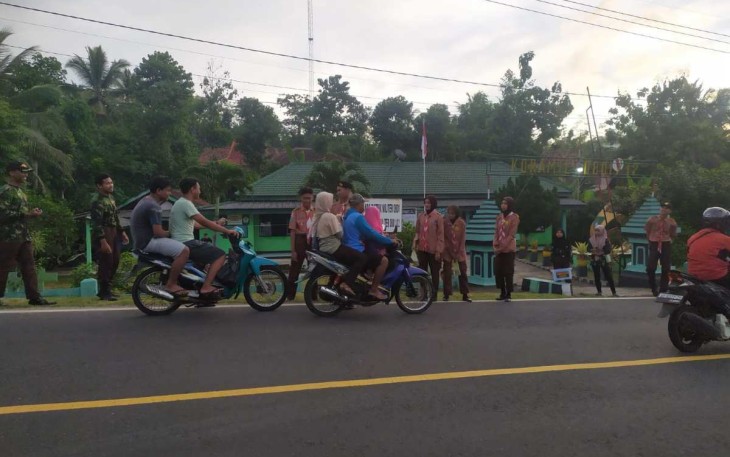 Anggota Saka Wira Kartika Bagikan Takjil