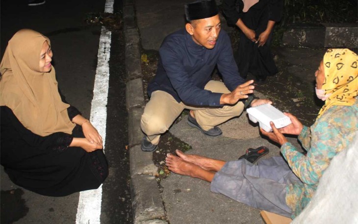 Danmenarmed 2 Kostrad Letkol Arm Siswo Budiarto bersama ibu saat memberikan santap sahur warga kota Malang, Senin (8/4)