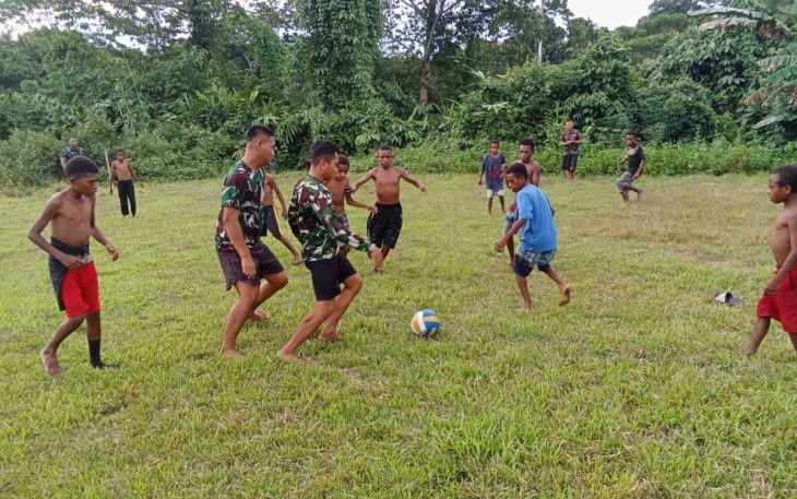 Bermain sepakbola bersama anak-anak kampung Bompay