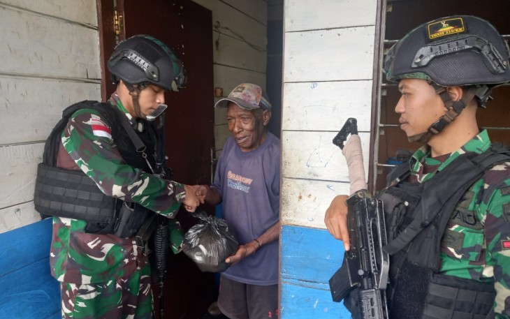 Berbagi sembako keliling kampung