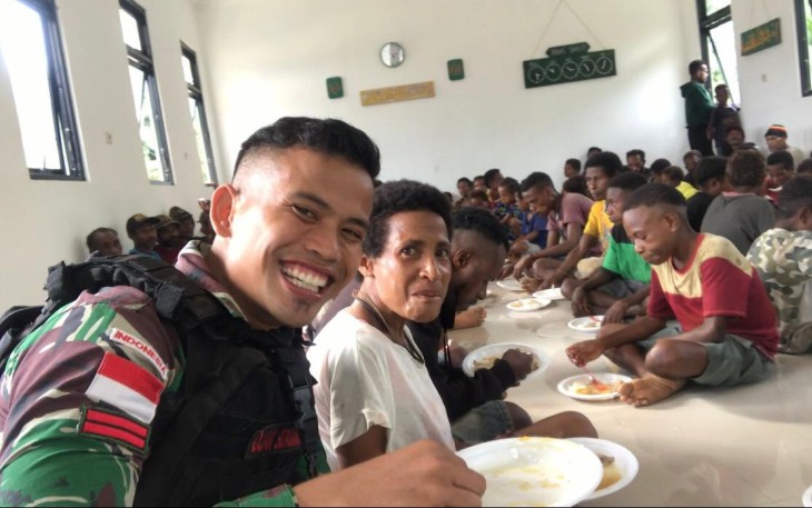 Berbagi kebahagiaan dengan warga saat lebaran di perbatasan 