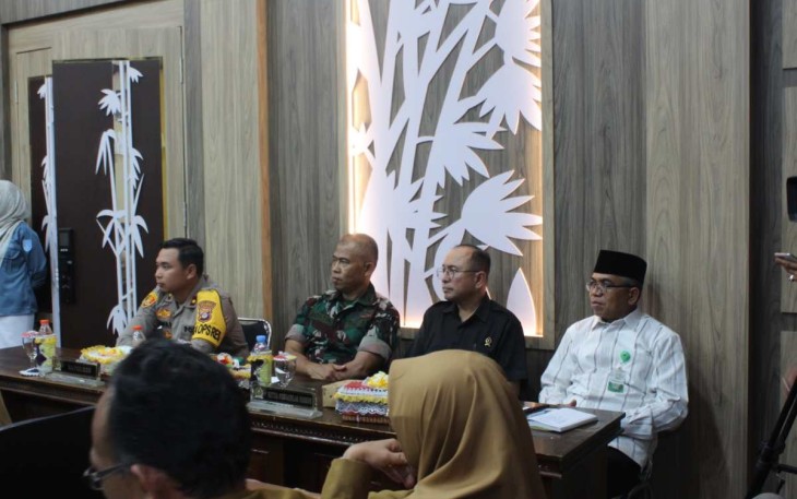 Kasdim 1001/HSU-BLG Kapten Inf Andi Tiro saat menghadiri rapat paripurna 