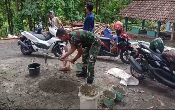 Karya bakti bersihkan lingkungan 