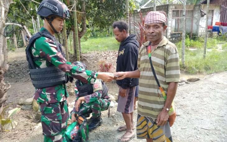 Pengobatan keliling satgas Yonif 310/KK
