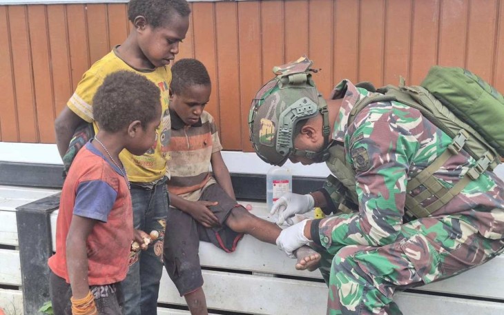 Pengobatan gratis prajurit satgas Yonif 509 Kostrad 
