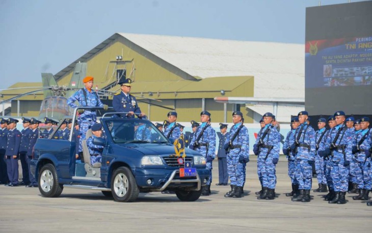 Kadislitbangau Marsekal Pertama TNI Tjatur Pudji Handojo saat pengecekan prajurit dalam upacara HUT ke 78 TNI AU di Bandung, Senin (22/4)