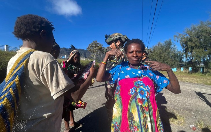 Hari Kartini mama Papua bersama prajurit Satgas Yonif 509 Kostrad
