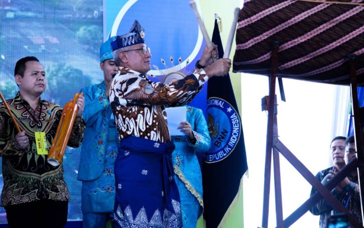 Kepala BNN RI Marthinus Hukom tabuh beduk resmikan pencanangan Desa Bersinar di Kelurahan Selat Tanjung Medan, Rabu (24/4)
