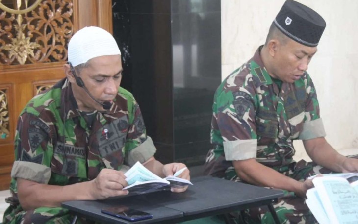 Doa bersama prajurit Menarmed 2 Kostrad di Masjid Baitul Muttaqin, Kamis (25/4)