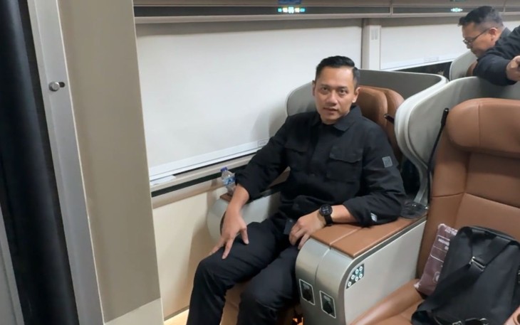 Menteri ATR/BPN Agus Harimurti Yudhoyono gunakan kereta Taksaka saat kunjungan ke Yogyakarta
